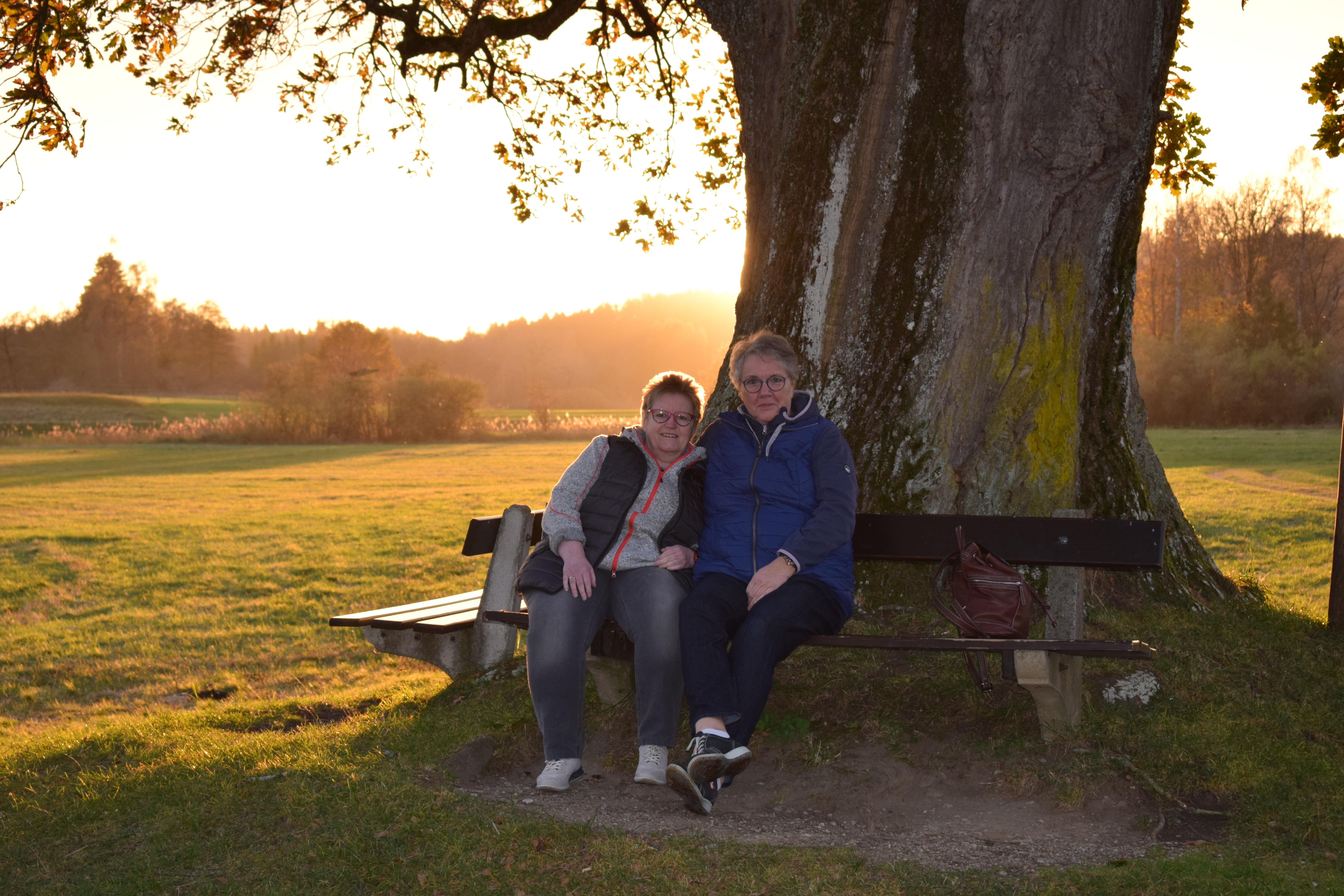 Kloster Seeon. Dagmar und Rosa unter der Mozarteiche