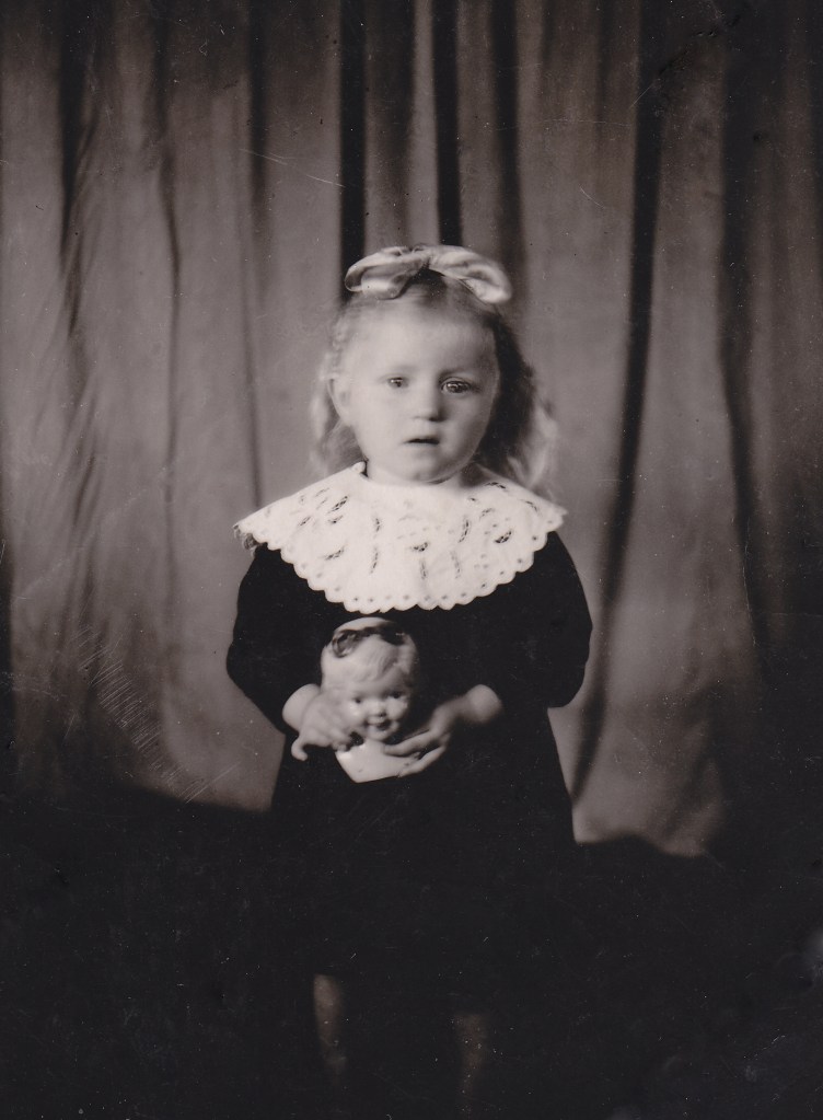 Die kleine Rosa Schütz, vier Jahre alt.